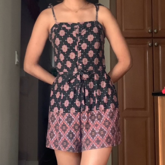 Some Days Lovin Tie Patterned Romper - Picture 3 of 9